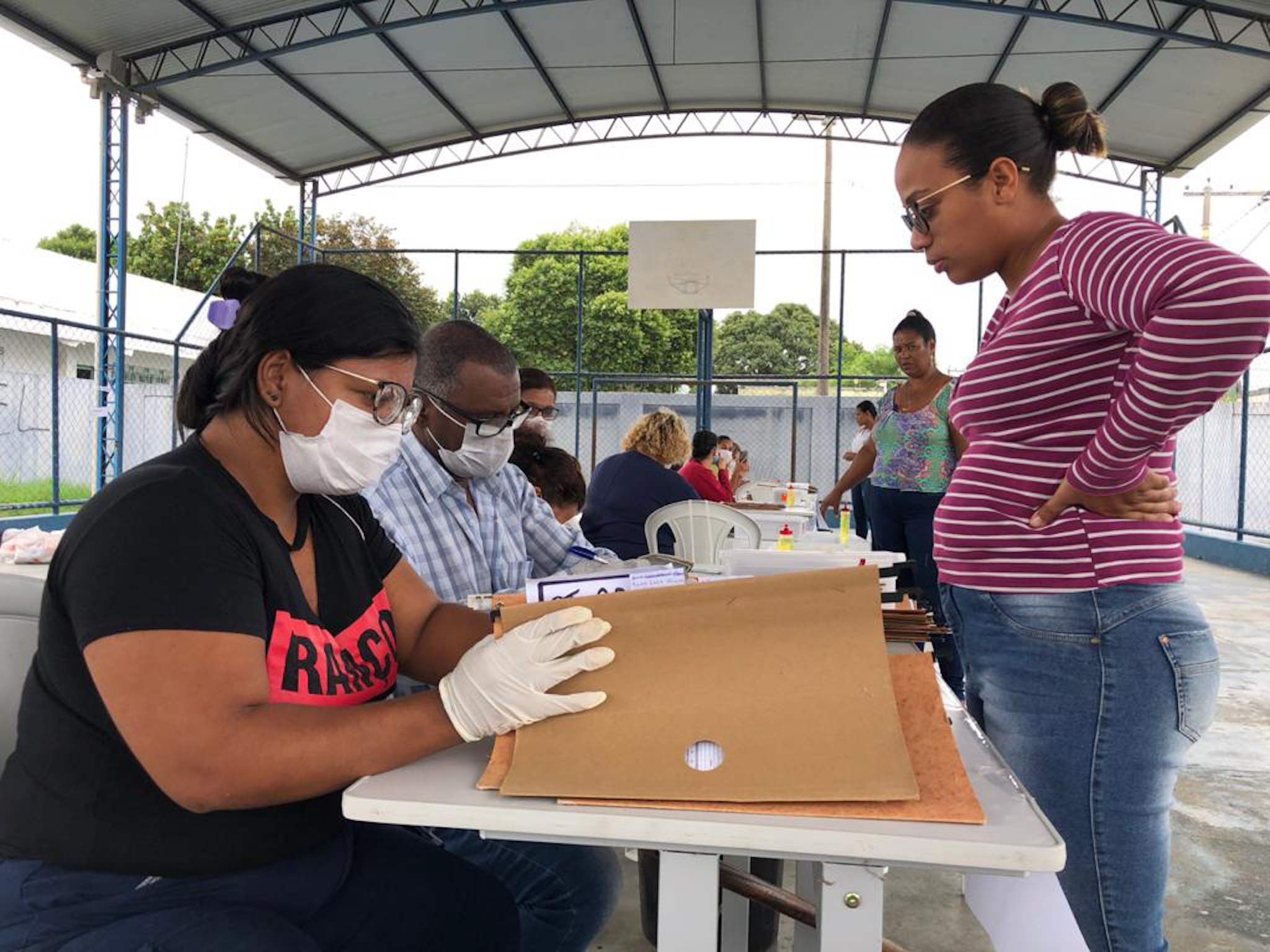 Entrega de kits alimentares em Campos-RJ