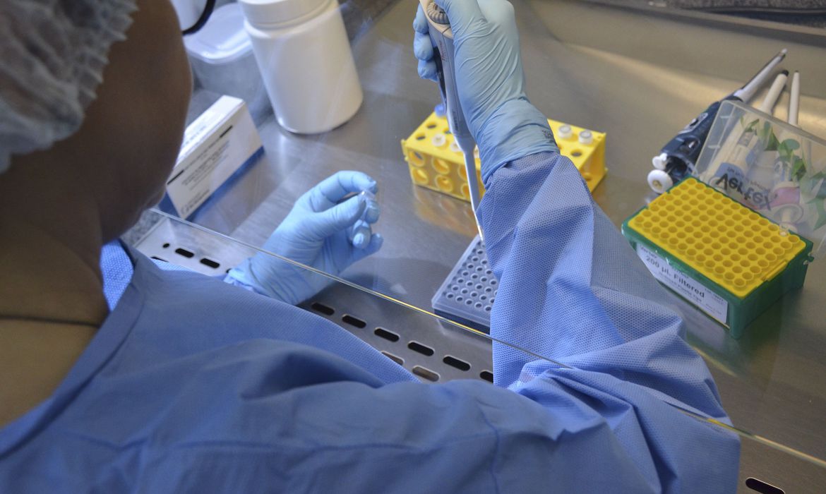 O Laboratório Central de Saúde Pública de Santa Catarina (LACEN) está realizando exames para identificação do novo coronavírus (foto: Roberto Valverde SES - SC)