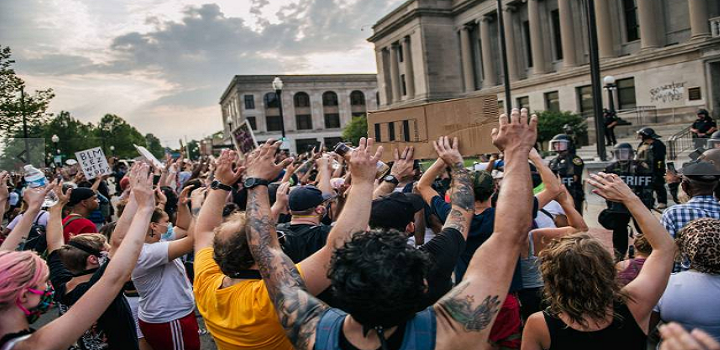 Trump enviará Guarda Nacional para Kenosha após terceira noite seguida de protestos