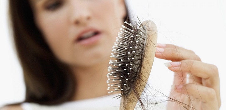 Efeito colateral da Covid. A queda de cabelo é um dos problemas mais frequentes em mulheres de diferentes idades