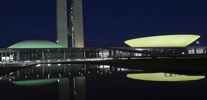 Cupula-do-Senado-Federal-recebe-iluminacao-verde