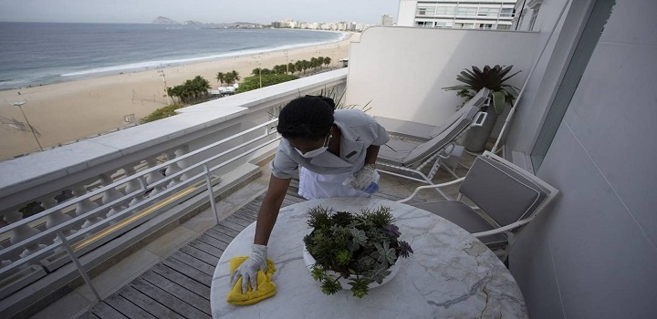 Copacabana Palace disponibilizará apenas metade das espreguiçadeiras ao redor da piscina