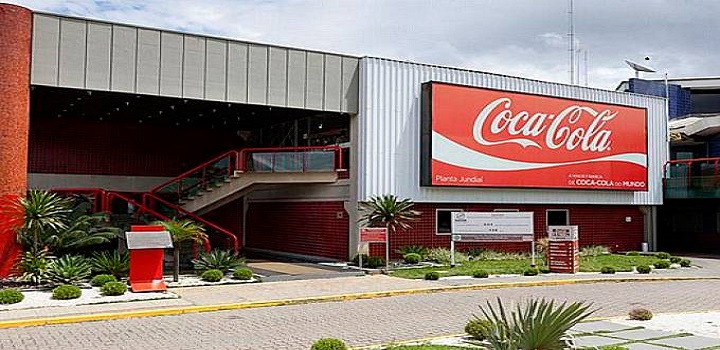 Coca-Cola vai promover reestruturação com demissões e fechamento de fábricas