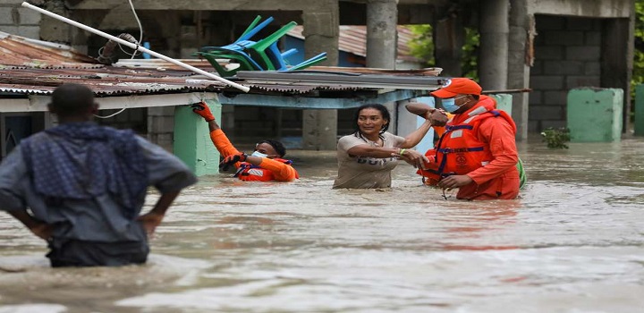 Membros da Defesa Civil ajudam mulher em rua inundada após passagem da tempestade Laura em Azua, na República Dominicana 23/08/2020 REUTERS/Ricardo Rojas
Foto: Reuters