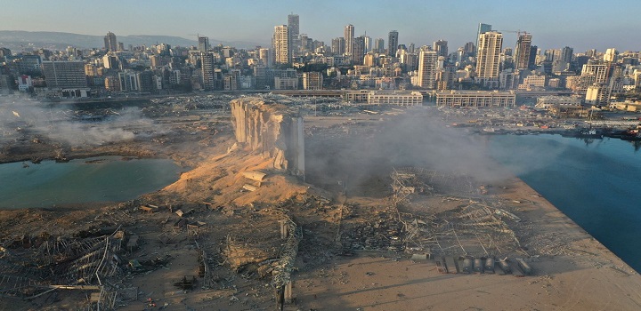 Imagem feita por drone mostra a local da explosão no porto de Beirute, no Líbano, nesta quarta-feira (5) — Foto: Hussein Malla/AP