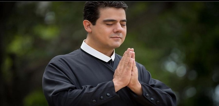 O padre Robson de Oliveira Pereira, de 47 anos, confessou em áudio que integrava um esquema para burlar contratos e sabia do risco de ser preso pela polícia.