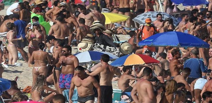 banhistas lotam praias do Rio no domingo