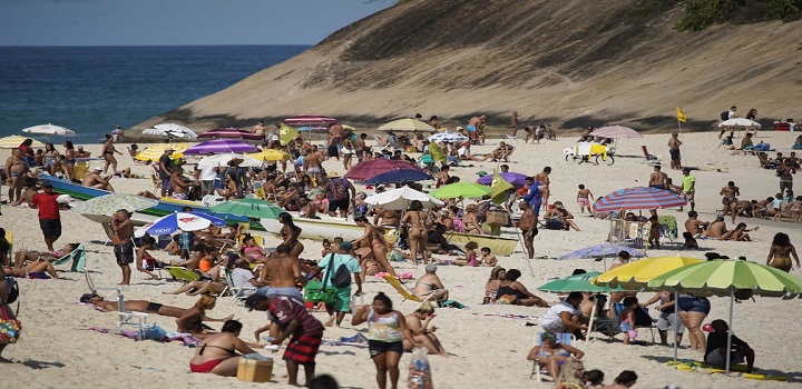 Banhistas tomam areia da Praia do Pontal, na Zona Oeste do Rio — Foto: Marcos Serra Lima/G1