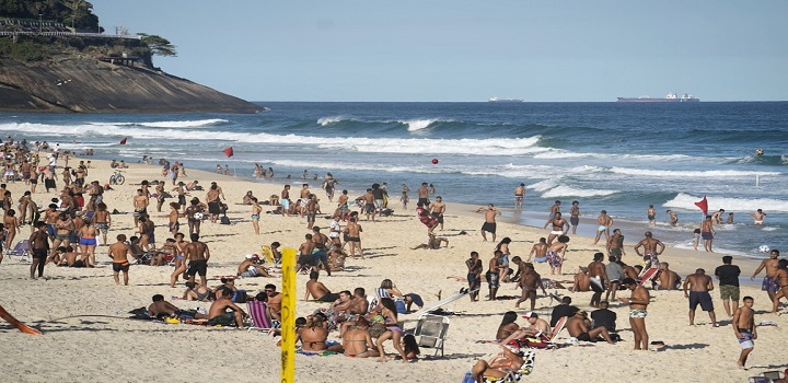 Praia de São Conrado tem aglomeração na tarde desta quarta-feira (5) — Foto: Marcos Serra Lima/G1