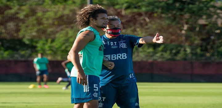 Domènec Torrent orienta Willian Arão no primeiro dia de treino — Foto: Alexandre Vidal / CRF