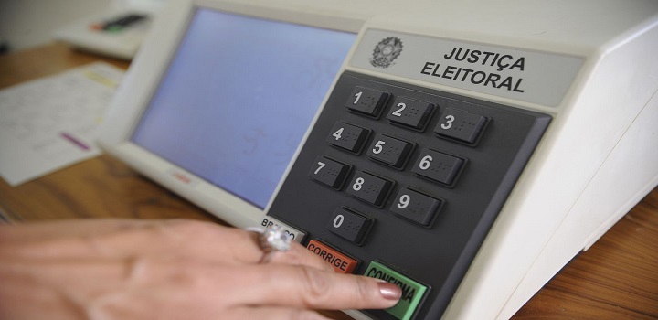 TSE divulga orientações para as Eleições 2026. Confira horários, documentos exigidos, proibições e regras para quem não puder comparecer.