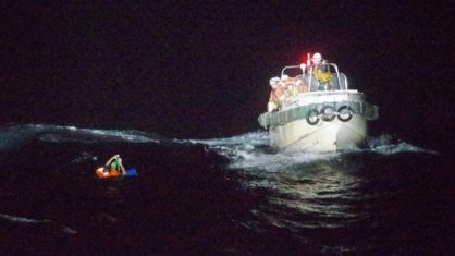 Navio naufraga na costa do Japão