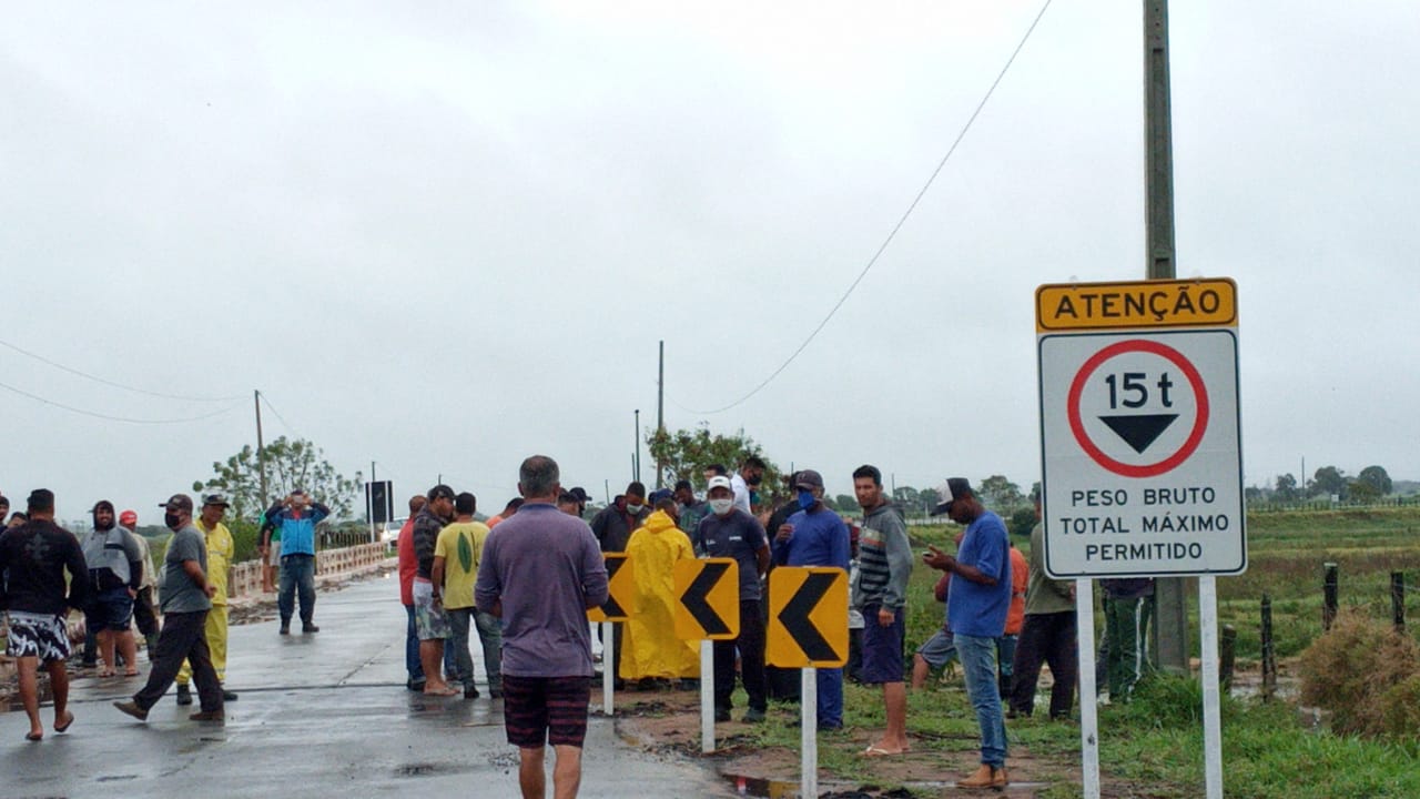 Interdição da Ponte da Amizade em São Francisco do Itabapoana-RJ