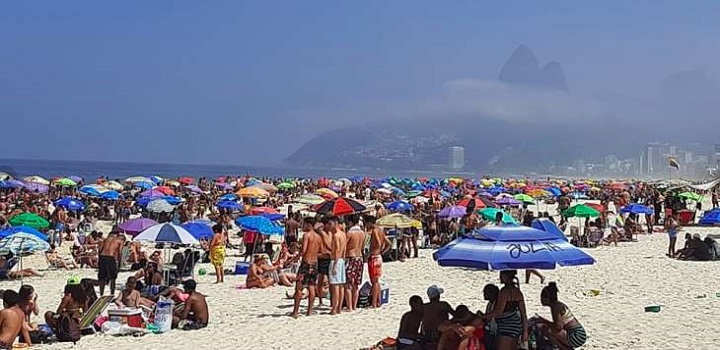 Cariocas e turistas voltam a ocupar areias das praias com cadeiras e barracas em feriadão de sol no Rio