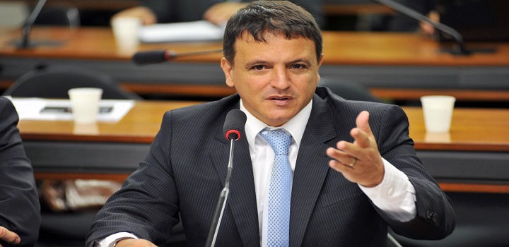 Relator do Orçamento diz que foi autorizado por Bolsonaro a criar novo programa social