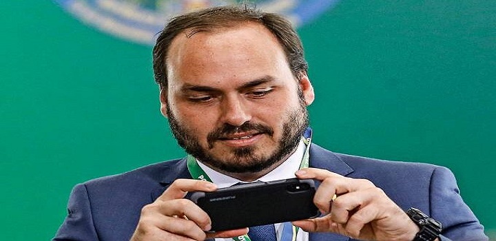 Carlos Bolsonaro é investigado pelo MP e ofende jornalista da Globo