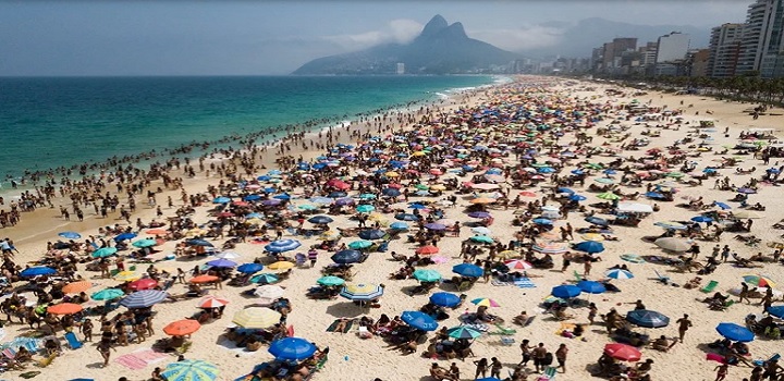 Riscos das praias lotadas no verão da pandemia