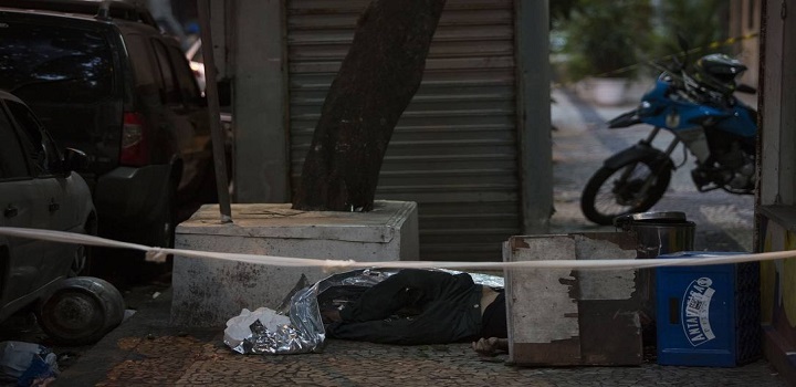 Homem atira botijão de gás pela janela e mata uma pessoa