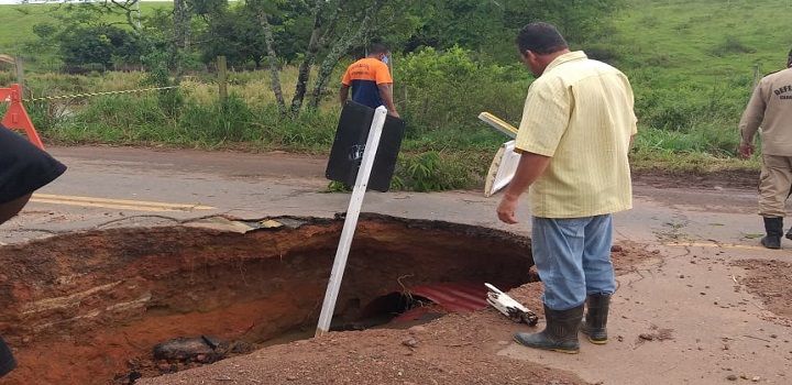 Chuvas abrem cratera na RJ-182
