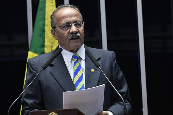 Senador com dinheiro na cueca