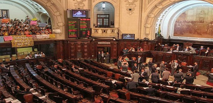 Alerj projeta lei que distribuirá absorventes