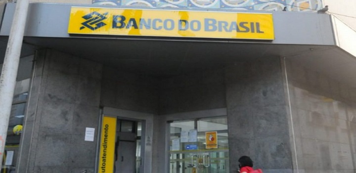 Mulher leva idoso morto ao banco