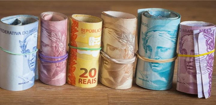 Entre as 44 principais economias desenvolvidas e emergentes, o real brasileiro foi a moeda que mais se desvalorizou no ano ante ao dólar
