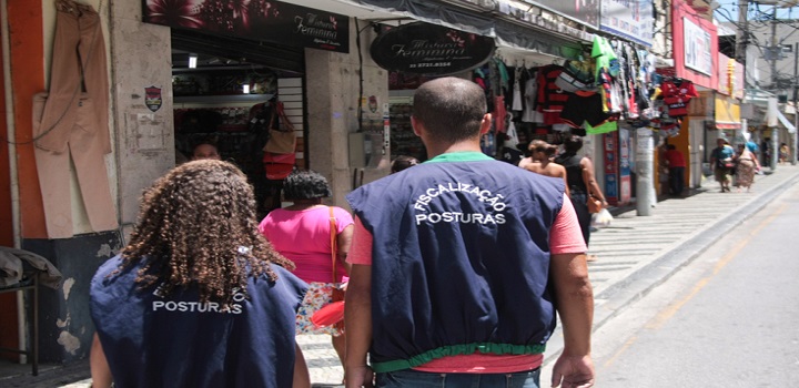 Ação coibe ambulantes irregulares em Campos
