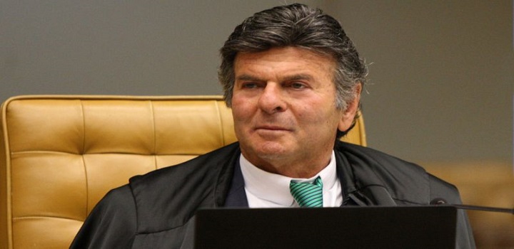 Luiz Fux vota pela absolvição de Jair Bolsonaro em processo da trama golpista. Ministro diz que ex-presidente apenas cogitou medidas, sem atos concretos.