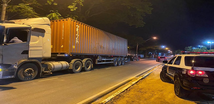 Caminhão apreendido com 70 tabletes de cocaína em Itu,