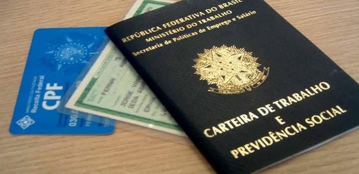 Em junho de 2025, o Brasil gerou 166,6 mil empregos com carteira assinada, menor saldo para o mês desde 2023. Dados revelam queda na comparação com 2024.