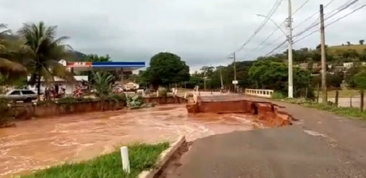 Estrada se rimpe em Itaocara