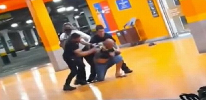 Trecho do vídeo que mostra João sendo espancado e morto, dentro do mercado Foto: Reprodução/Redes sociais