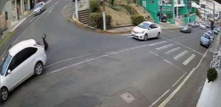 mulher-pula-carro-escapar-assedio-sc