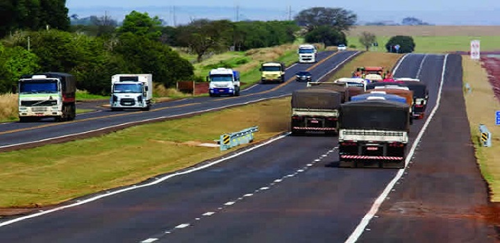 Medida estabelece limites de peso de carga por eixo (FOTO: DIVULGAÇÃO PRF)