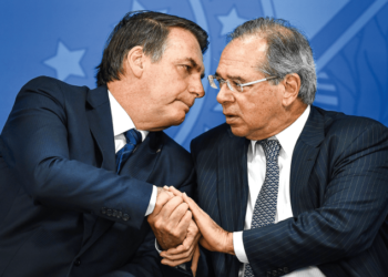 Vitrine eleitoral da campanha de Bolsonaro, o Auxílio Brasil - substituto do Bolsa Família - pagará, no mínimo, R$ 400 para os beneficiários. Cabe agora ao ministro Paulo Guedes achar a fonte do dinheiro para custear o programa - EVARISTO SA/AFP