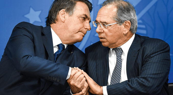 Vitrine eleitoral da campanha de Bolsonaro, o Auxílio Brasil - substituto do Bolsa Família - pagará, no mínimo, R$ 400 para os beneficiários. Cabe agora ao ministro Paulo Guedes achar a fonte do dinheiro para custear o programa - EVARISTO SA/AFP