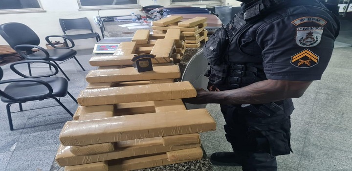 PM de campos apreende 52 kg maconha no Shoping Estrada