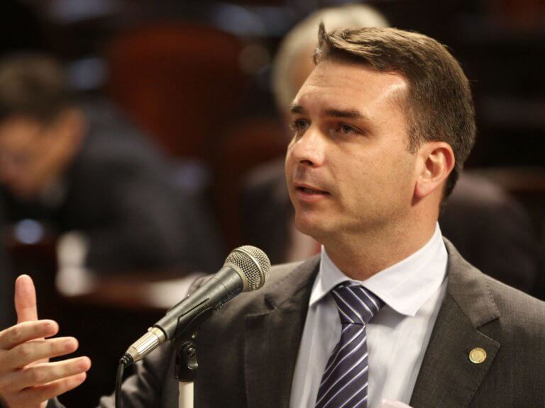 Flávio Bolsonaro é investigado pelo MP do RJ e renuncia