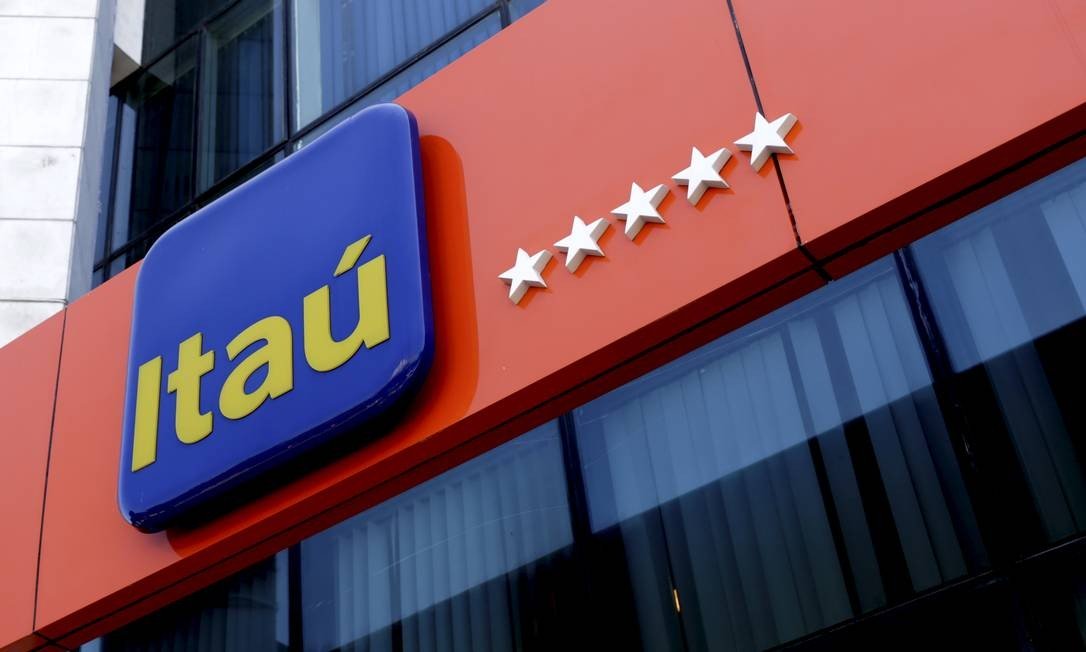 Itaú contrata