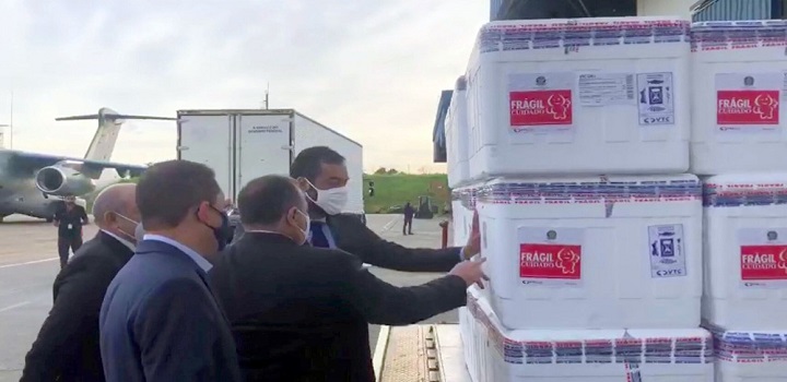 Governo do Estado diz que será enviada a metade do total, suficiente para aplicar a primeira dose.