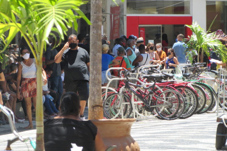 Filas na porta da Caixa Econômica Federal, em Campos-RJ