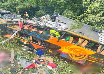 Imagens mostram a extensão do acidente que deixou mais de dez mortos e 33 feridos nesta segunda-feira no Paraná