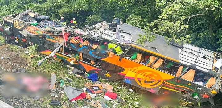 Imagens mostram a extensão do acidente que deixou mais de dez mortos e 33 feridos nesta segunda-feira no Paraná