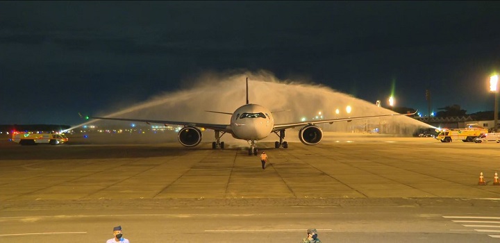 Avião com 2 milhões de doses da vacina Oxford/AstraZeneca chega ao Rio