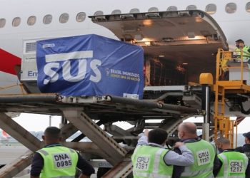 Avião com vacina de Oxford