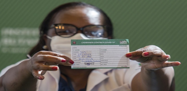 Enfermeira de 54 anos, que atua na UTI do Instituto de Infectologia Emílio Ribas, foi a primeira pessoa, fora dos estudos clínicos, a ser vacinada contra a Covid-19 no país.