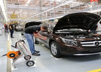 Mercedes e Ford encerram atividades no Brasil