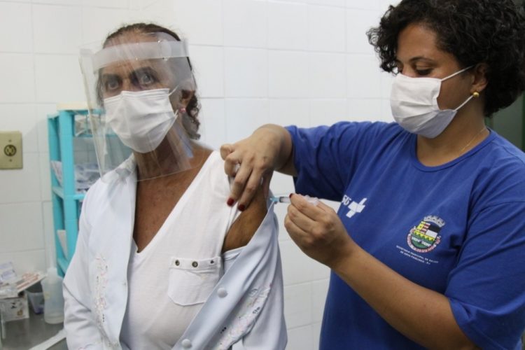 A técnica em enfermagem Odaléa Noel, de 67 anos, foi a segunda vacinada contra a Covid-19 em Nova Friburgo, no RJ — Foto: Divulgação/Prefeitura de Nova Friburgo