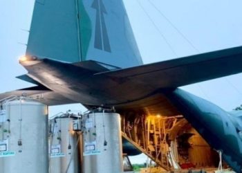 Forças Armadas transportam cilindros de oxigênio para Manaus